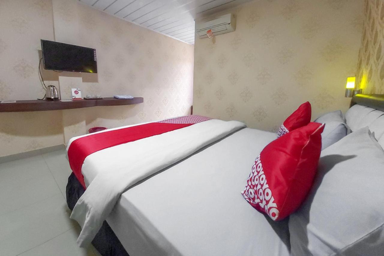 Oyo 3196 Hotel Taman Cinta Singkawang Exteriör bild
