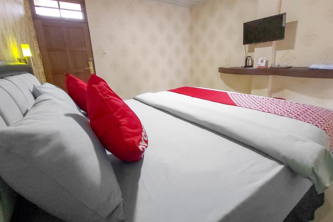 Oyo 3196 Hotel Taman Cinta Singkawang Exteriör bild