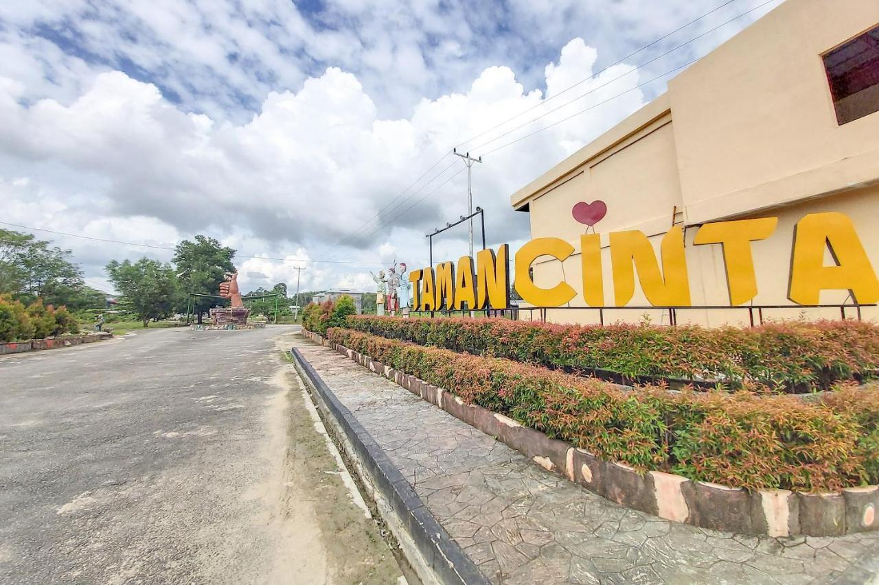 Oyo 3196 Hotel Taman Cinta Singkawang Exteriör bild