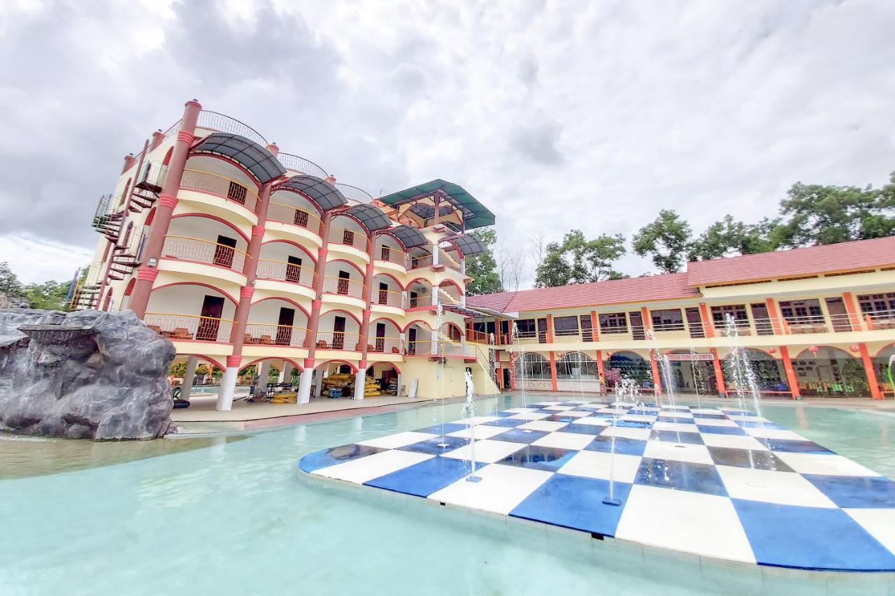 Oyo 3196 Hotel Taman Cinta Singkawang Exteriör bild