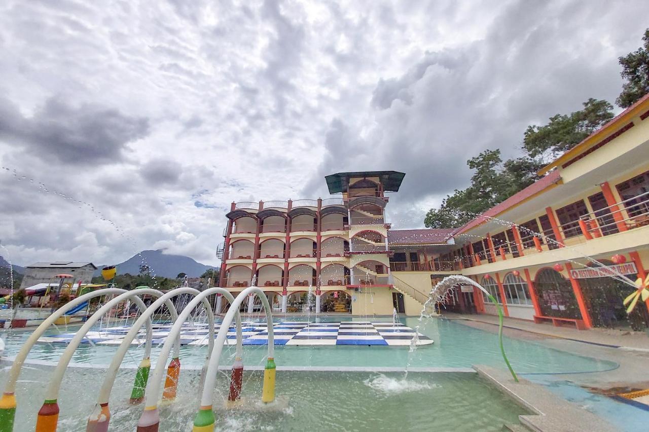 Oyo 3196 Hotel Taman Cinta Singkawang Exteriör bild