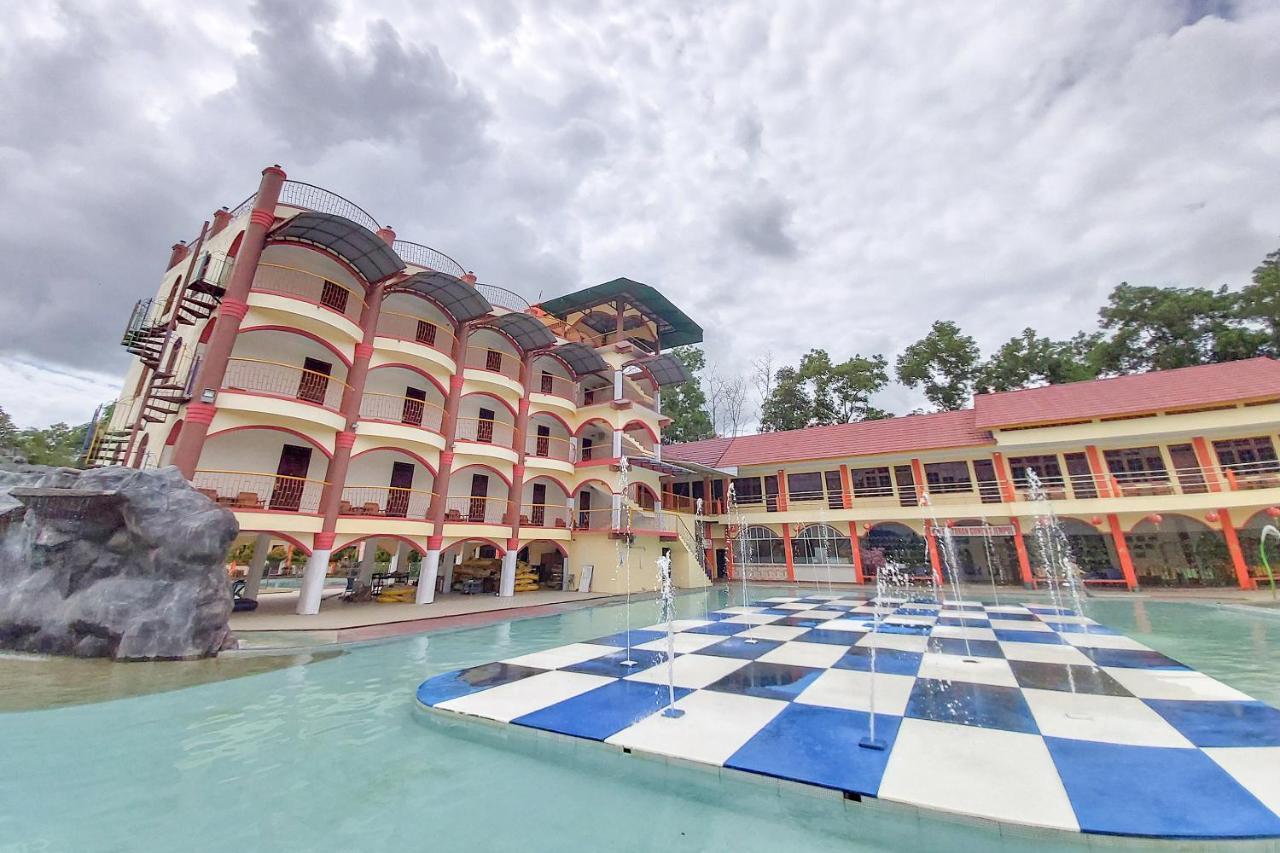 Oyo 3196 Hotel Taman Cinta Singkawang Exteriör bild