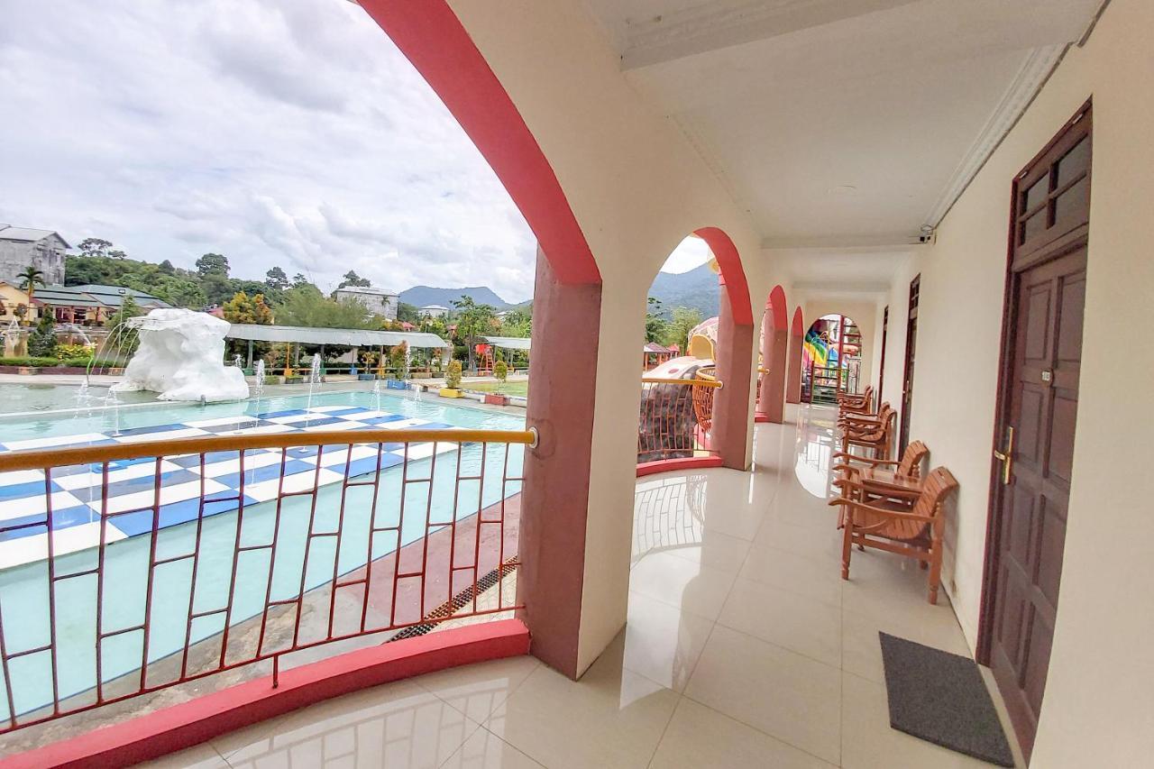 Oyo 3196 Hotel Taman Cinta Singkawang Exteriör bild