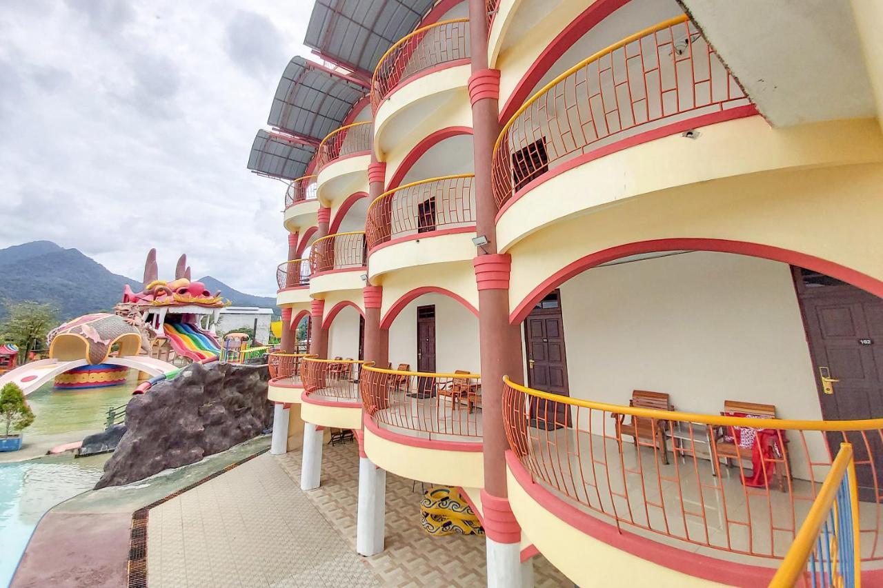 Oyo 3196 Hotel Taman Cinta Singkawang Exteriör bild
