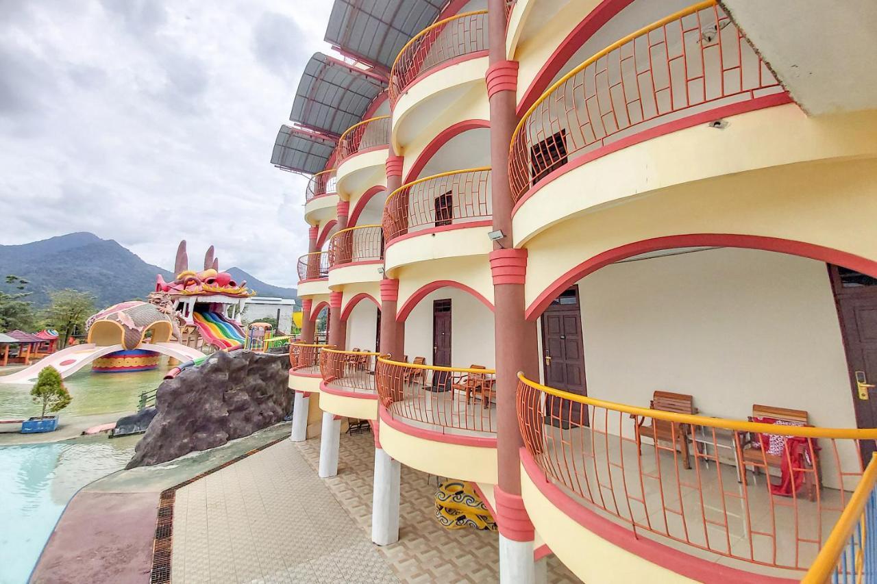 Oyo 3196 Hotel Taman Cinta Singkawang Exteriör bild