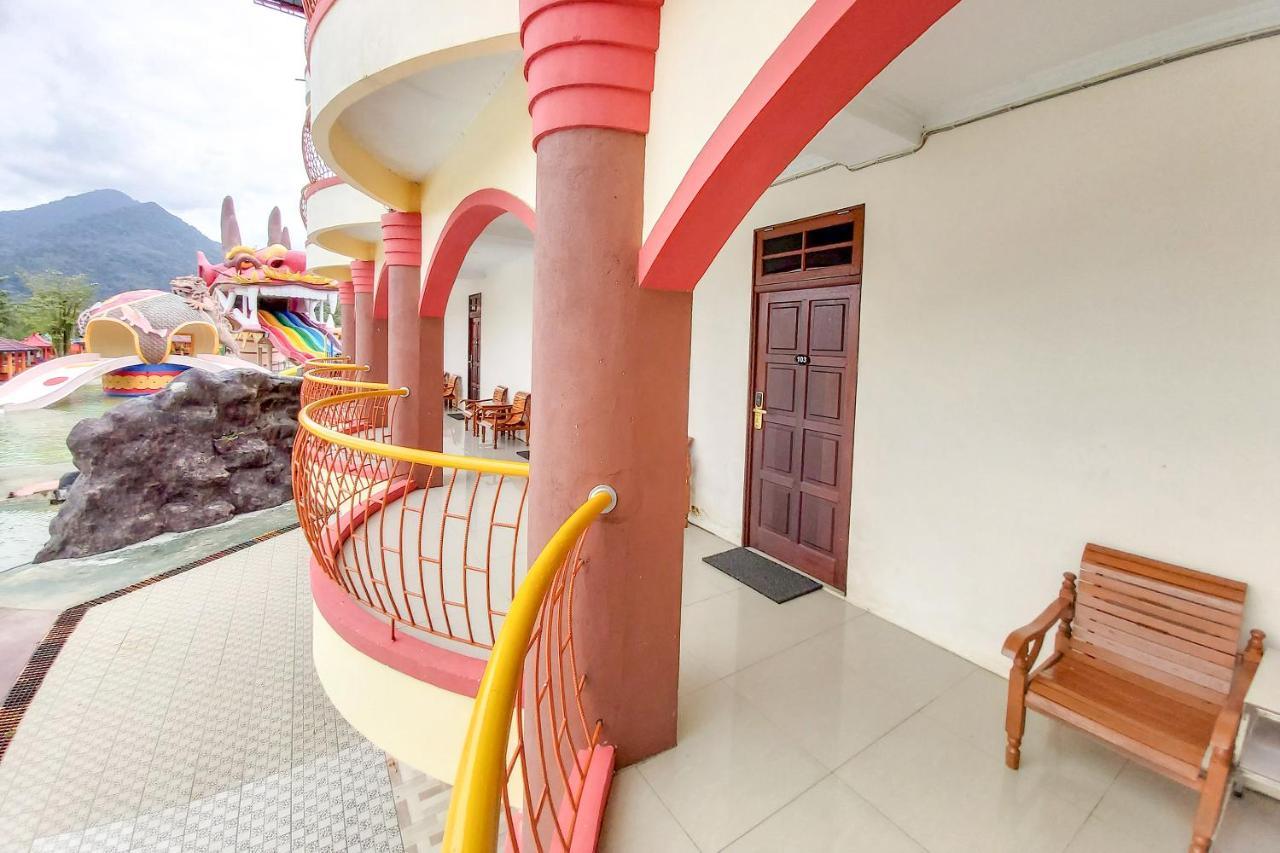 Oyo 3196 Hotel Taman Cinta Singkawang Exteriör bild